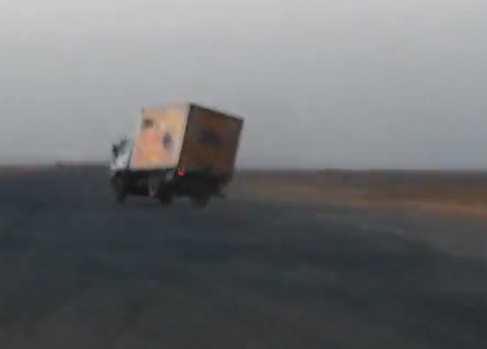 شاب يسرق سيارة  ليستعرض بها ومن ثم يقلبها