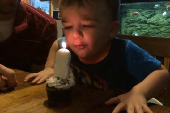 شاهد.. طفل لم يتمكّن من إطفاء الشّمعة فوجد والده الحلّ