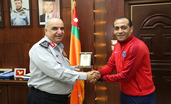 المدير العام للدفاع المدني يكرم الوكيل عامر ذيب قائد المنتخب الوطني سابقاً
