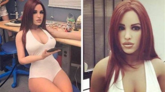 بالصور- تحرّشوا بروبوت جنسي لدرجة كسره!