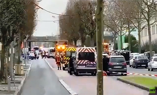 بالفيديو : فرنسا.. تصفية منفذ عملية طعن قرب باريس بالفيديو : فرنسا.. تصفية منفذ عملية طعن قرب باريس