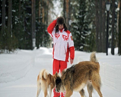 بوتين يلعب مع كلابه ( صور )