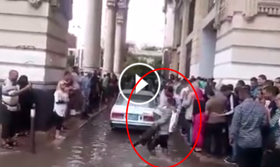 بالفيديو : مصري يستغل مياه الامطار ويحمل المواطنين بجنيه