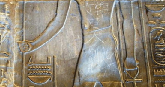فتى صيني ينقش اسمه على معبد مصري فتى صيني ينقش اسمه على معبد مصري