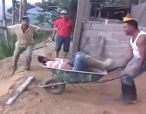 بالفيديو: عمال يوقظون زميلهم بطريقة طريفة ومجنونة بالفيديو: عمال يوقظون زميلهم بطريقة طريفة ومجنونة