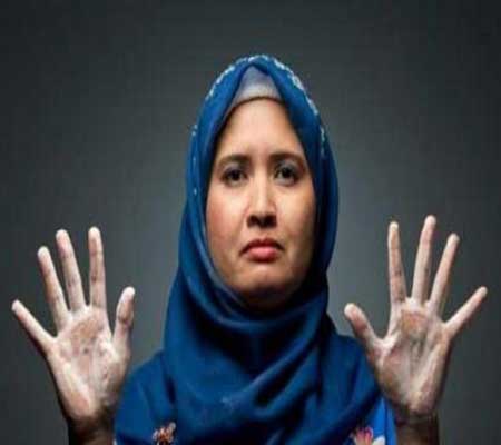 إمرأة تستحم 25 مرة وتغسل يديها 300 مرة يوميا إمرأة تستحم 25 مرة وتغسل يديها 300 مرة يوميا