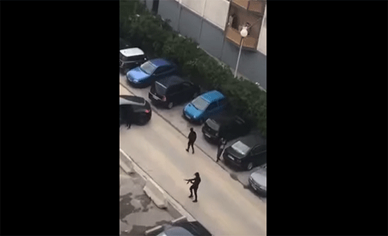 فيديو لحظة دخول عصابة مسلحة وإطلاق النار بحي "بوسرين" بمدينة مرسيليا