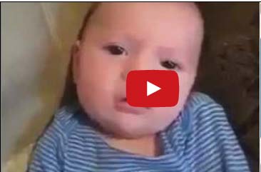 طفل يحاول الكلام