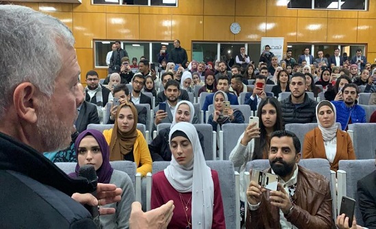الملك يفاجىء مشاركين بجلسة توعوية في "اليرموك" الملك يفاجىء مشاركين بجلسة توعوية في "اليرموك"
