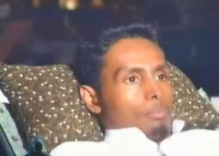 شاب له ثلاث أمنيات منها أن يسجد لله