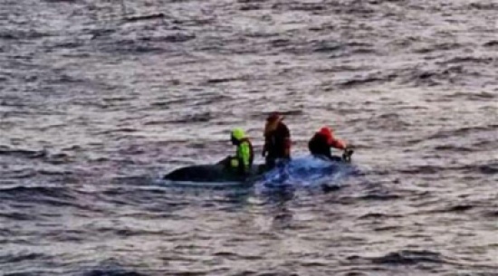 إنقاذ ثلاثة صيادين عقب 13 ساعة من انقلاب قاربهم إنقاذ ثلاثة صيادين عقب 13 ساعة من انقلاب قاربهم