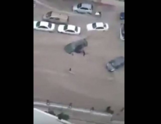 فيديو| رجل أمن يخاطر بحياته من أجل إنقاذ سائق