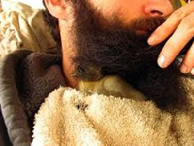رجل يربي فرخ بط في.. لحيته رجل يربي فرخ بط في.. لحيته