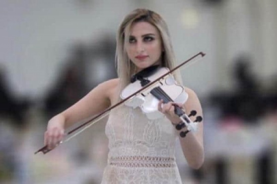 بالفيديو: عازفة كمان “بلباس فاضح” في حفل زفاف بـ”نجران”.. وتتسبب في إثارة جدلاً واسعاً بالفيديو: عازفة كمان “بلباس فاضح” في حفل زفاف بـ”نجران”.. وتتسبب في إثارة جدلاً واسعاً