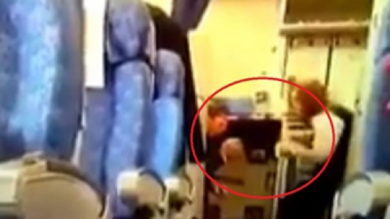 شاهد.. مضيفة تتناول الشاي مع خاطف الطائرة المصرية