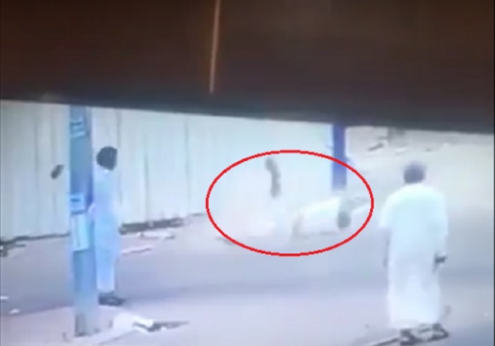 فيديو صادم يُظهر لحظة ارتطام شخص بالأرض بعدما سَقط من علو فيديو صادم يُظهر لحظة ارتطام شخص بالأرض بعدما سَقط من علو