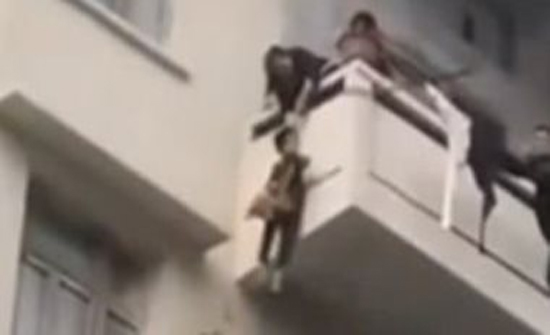 بالفيديو: مسنة صينية تلقى بحفيدها من الدور الخامس بمنزلها بالفيديو: مسنة صينية تلقى بحفيدها من الدور الخامس بمنزلها