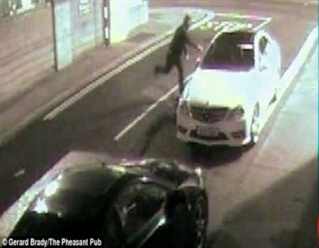 بالفيديو.. شاهد العقاب الذي تلقاه «حرامي» حاول سرقة سيارة