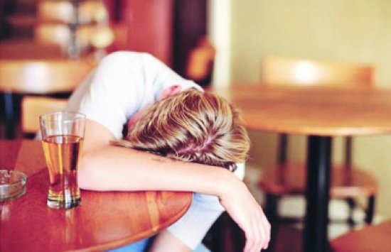 الرمثا : مؤذن يتهم شابين بالسكر في ساحة المسجد