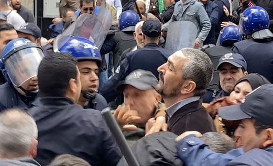 بالفيديو : مظاهرات “تصعيدية” للحراك وقمع واعتقالات في العاصمة الجزائرية