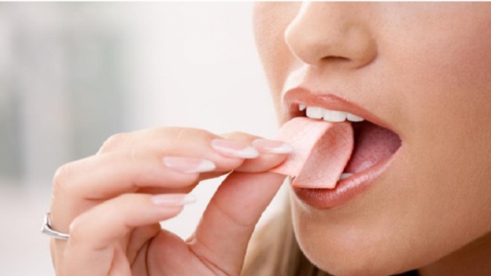 هل العلكة تفطر ... شاهد رد الداعية