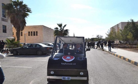 بالصور : سيارة كهربائية تعمل بالطاقة الشمسية بـ «الهاشمية»