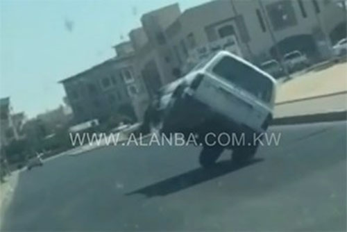 مستهتر يستعرض بسيارته وينتهي باحتضان الأشجار