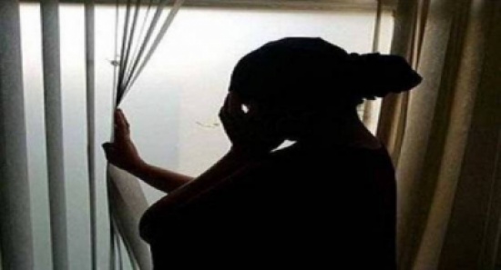 امرأة تلقي بنفسها وطفليها من أعلى سكنها بسبب اتصال هاتفي امرأة تلقي بنفسها وطفليها من أعلى سكنها بسبب اتصال هاتفي