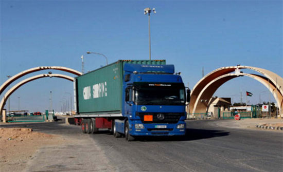 شاحنات الأردن تنتظر مكاسب العبور للعراق شاحنات الأردن تنتظر مكاسب العبور للعراق