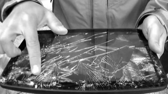 مواطن روسي يموت في أثناء محاولته لأكل حاسوبه اللوحي