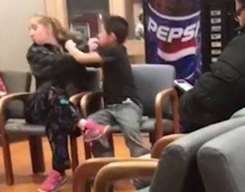 بالفيديو: طفلٌ يعتدي على والدته.. والسبب "الإنتظار"!