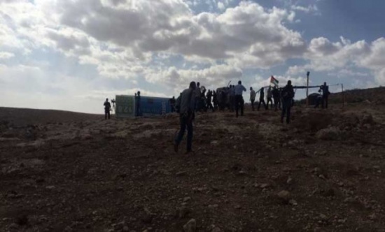 نشطاء فلسطينيون يبنون قرية “رمزية” لمواجهة الاستيطان في الأغوار