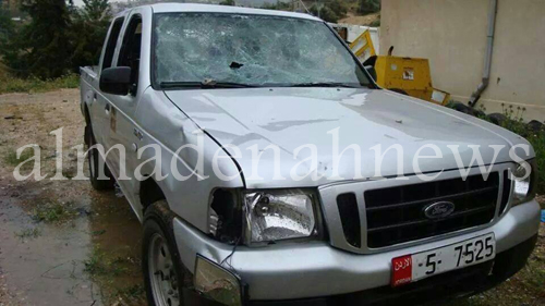 بالصور .. الاعتداء على مبنى وآليات منطقة عنجرة بالصور .. الاعتداء على مبنى وآليات منطقة عنجرة