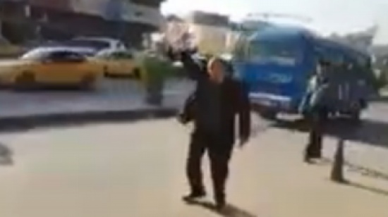 شاهد.. عراقي يرقص بالشارع لحصوله على هويته