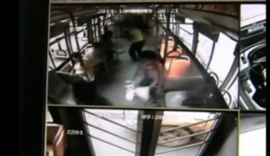 انفجار هاتف يثير رعب حافلة بأكملها