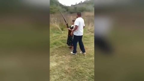 شاهد ماذا حدث لعجوز أول مرة تطلق النار