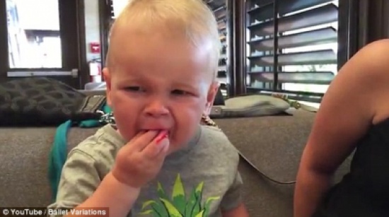 شاهد.. رد فعل طفل لم يعجبه مذاق التوت البري