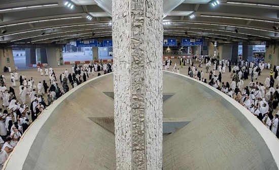 حجاج بيت الله الحرام يرمون جمرة العقبة في مشعر منى