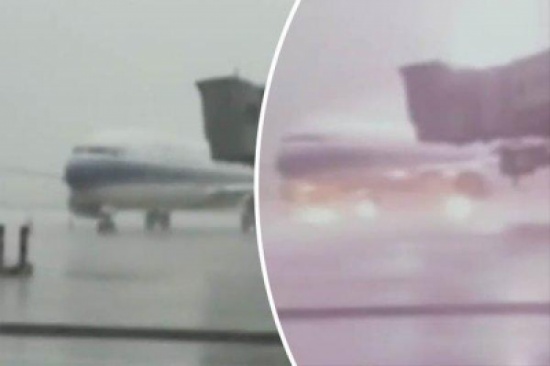 شاهد..  صاعقة قوية تفجر عجلات طائرة ركاب