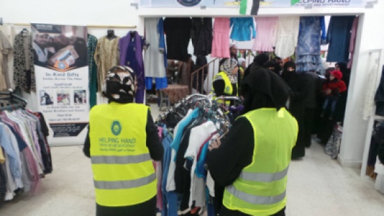 يد العون وبوابة معان توزعان ملابس على الأسر المحتاجة