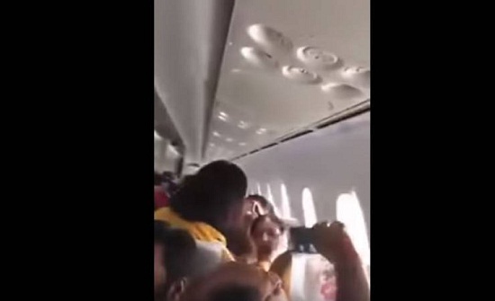 فيديو| حالة من الرعب في طائرة انكسرت نافذتها بين السحب!