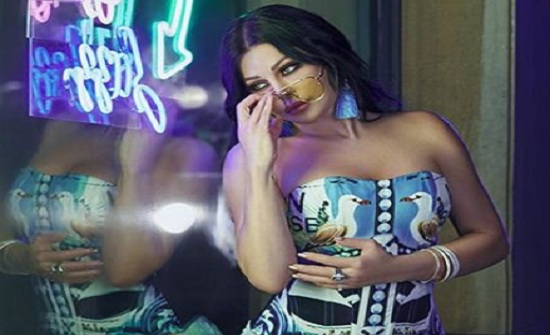 حذاء هيفاء وهبي يشغل مواقع التواصل وهي توجّه رسالة للبنات العازبات