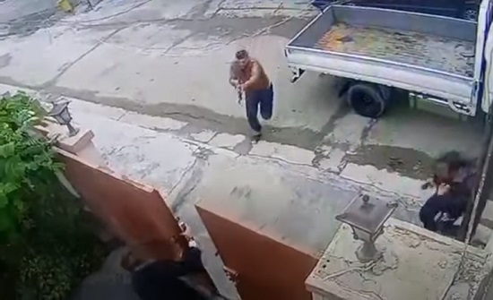 الأمن العراقي يلقي القبض على قتلة المحامي السلماني .. بالفيديو لحظة اعتياله الأمن العراقي يلقي القبض على قتلة المحامي السلماني .. بالفيديو لحظة اعتياله