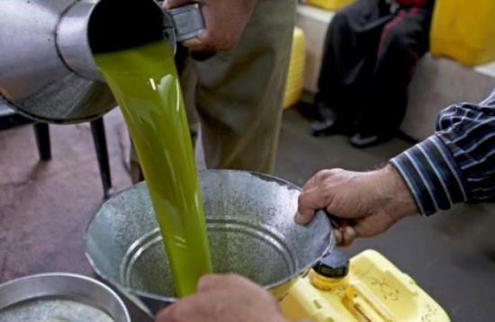 ضبط معمل يصنع زيتاً مغشوشاً في عبدون