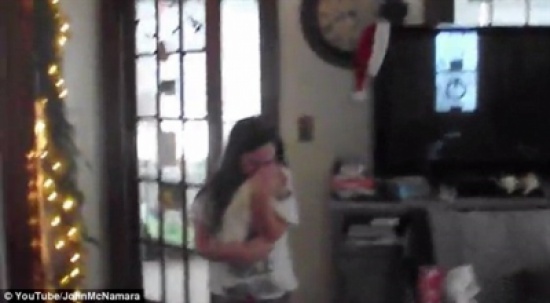 بالفيديو..  أفضل ردود الأفعال على تلقى الكلاب كهدايا للكريسماس