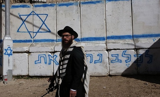 إصابات باعتداء مستوطنين على فلسطينيين بالخليل (شاهد) إصابات باعتداء مستوطنين على فلسطينيين بالخليل (شاهد)