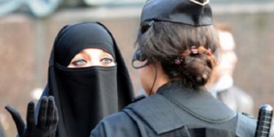 امرأة منقبة ذهبت للتسوق في فرنسا فهاجمتها فتاه وقالت" اذهبى لبلدك " وكانت المفاجأة .... !!!! امرأة منقبة ذهبت للتسوق في فرنسا فهاجمتها فتاه وقالت" اذهبى لبلدك " وكانت المفاجأة .... !!!!