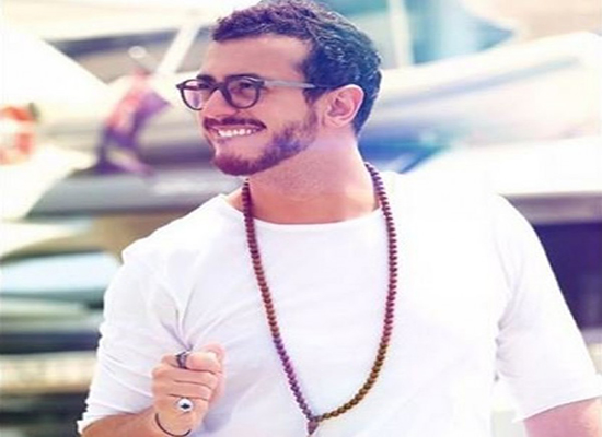 صورة: سعد المجرد مع فتاة في حمام السباحة صورة: سعد المجرد مع فتاة في حمام السباحة