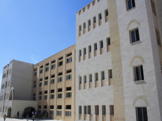 طلبة  " العلوم المالية " يطالبون بإلحاقهم بالجامعات بعد اغلاقها