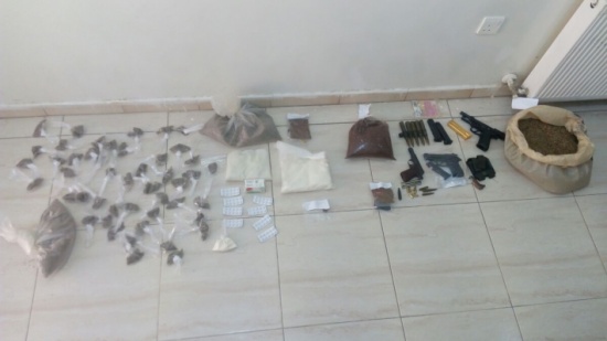 بالصور / مداهمة منازل في سحاب والقاء القبض على مروجي مخدرات